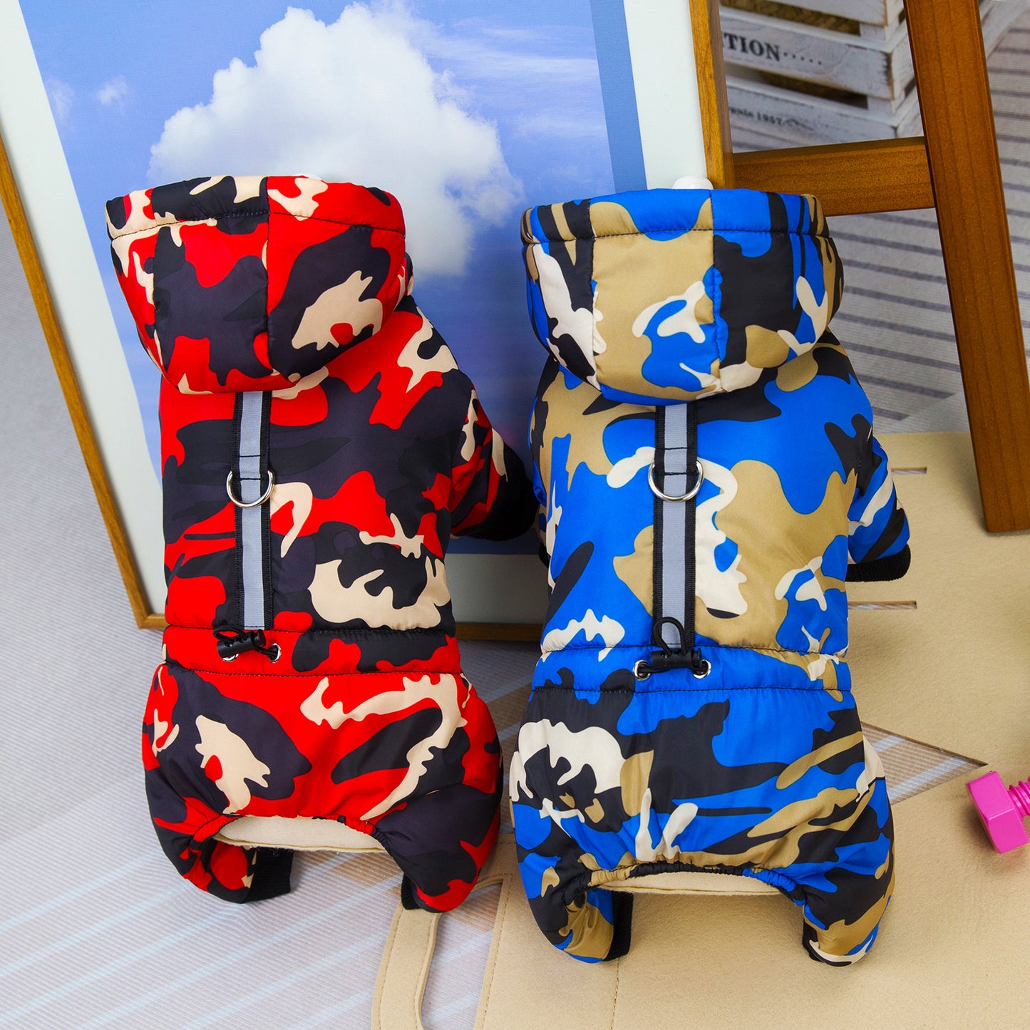 人気犬の服 ペットの服 小型犬や猫は秋と冬の暖かく快適なプルバックル迷彩四本足の綿のジャケットを着用することができます