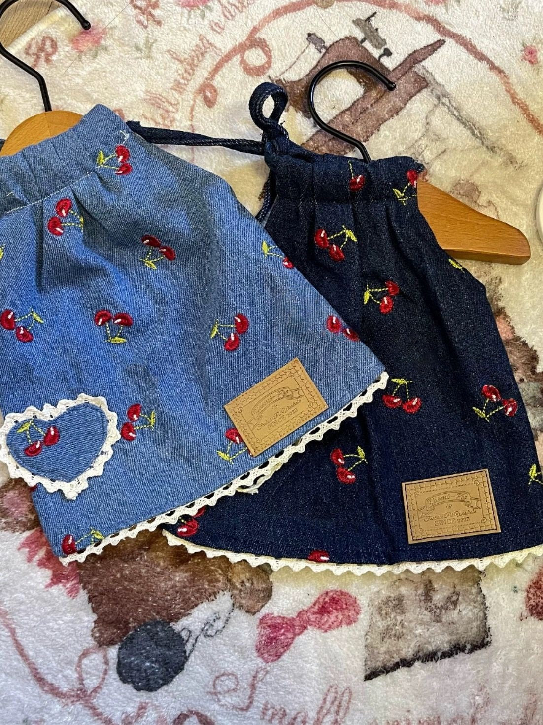 新商品ペットのデニムのスカートのレトロなバックのスカートのマルジスのヨークシャーのカップルのスーツは乳の犬の猫の服より新しいです