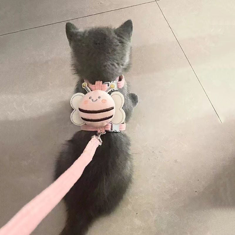 猫の牽引紐が抜けないようにします犬の牽引紐を散歩します