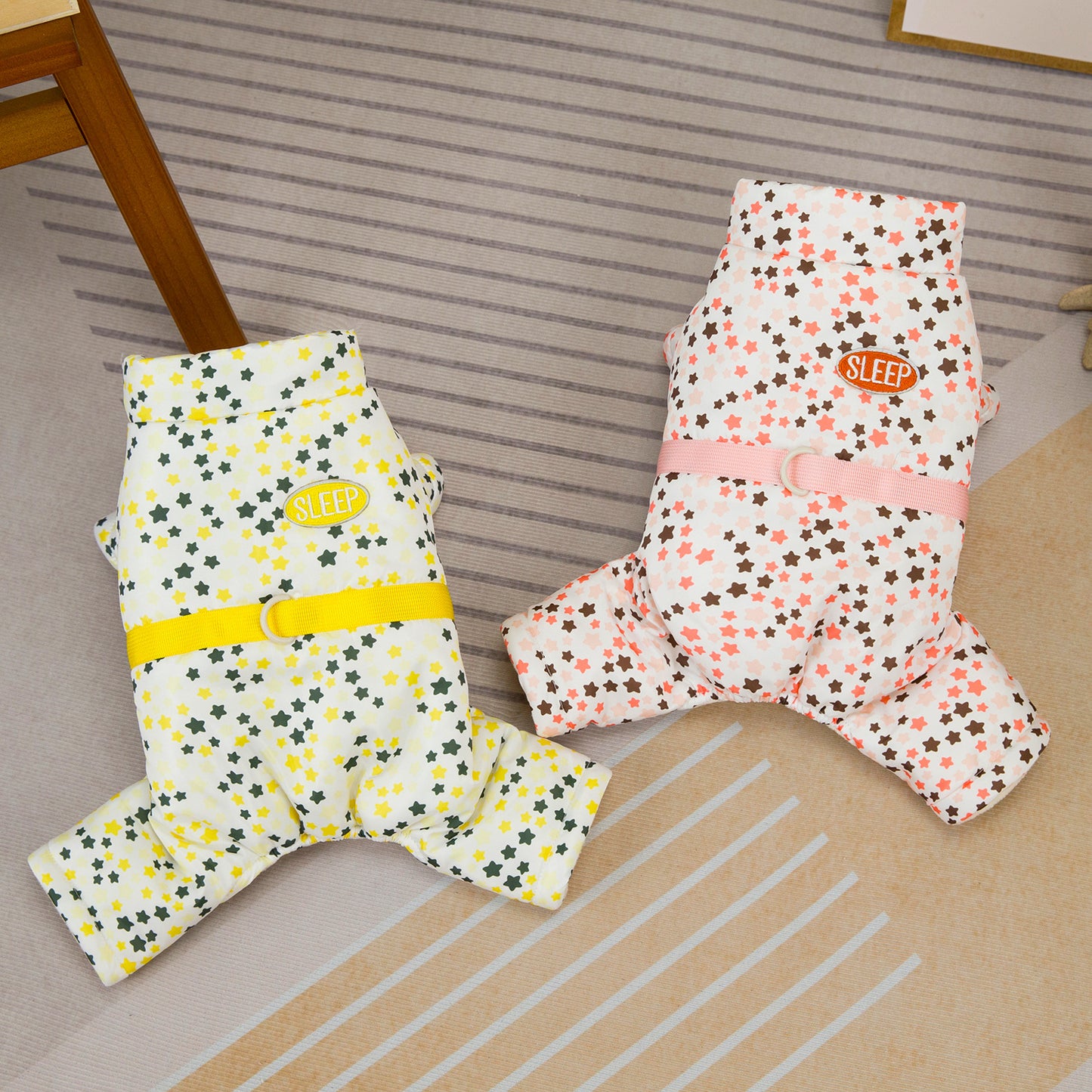 人気犬の服ペットの服小型犬猫は秋と冬に着用することができます暖かく快適な小さな五つ星の四つ足の綿のコート