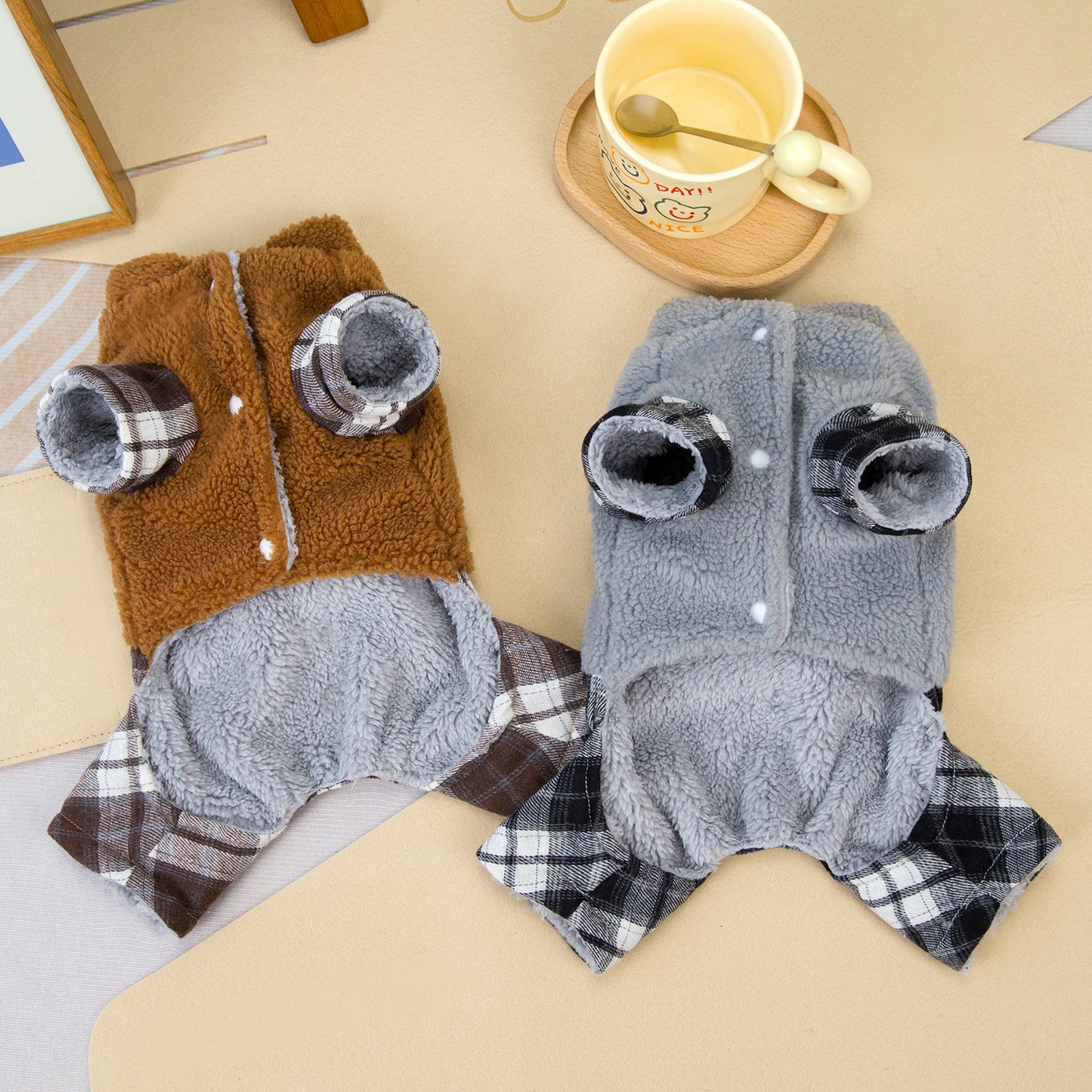 人気犬の服ペット服小型犬や猫が秋と冬に着用することができます暖かく快適な茶色の犬の4本足の綿のコート