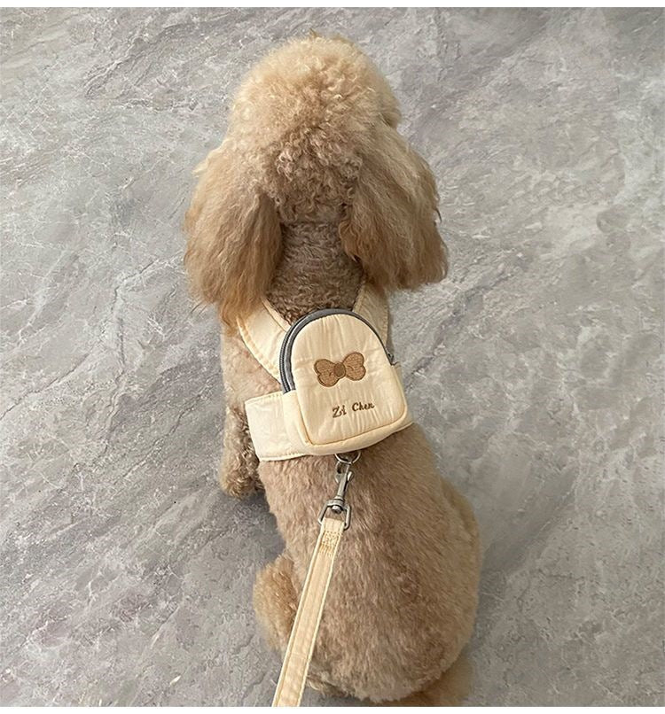かわいいペットの犬はバックパックから散歩に出かけます