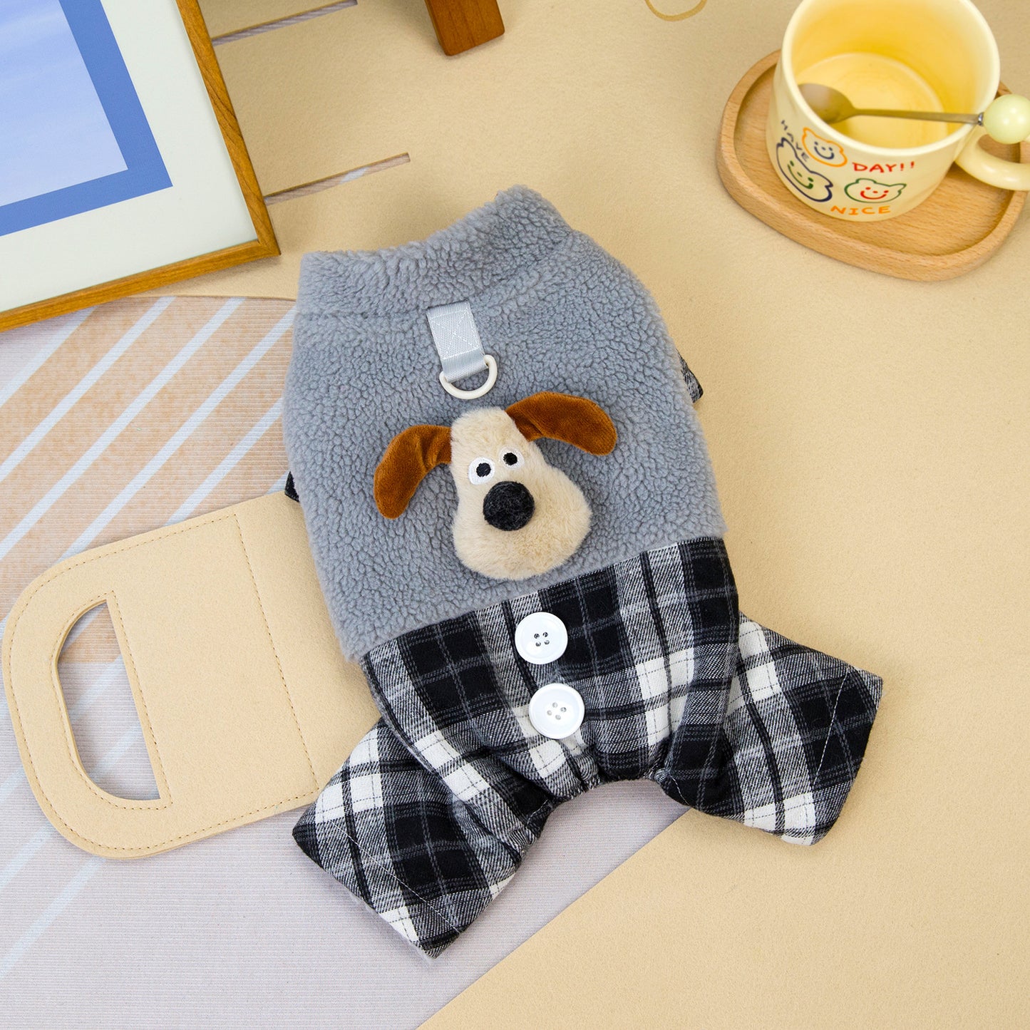 人気犬の服ペット服小型犬や猫が秋と冬に着用することができます暖かく快適な茶色の犬の4本足の綿のコート