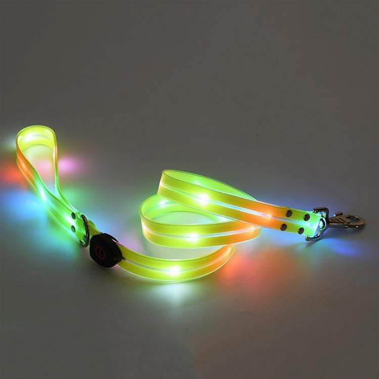 3日以内に出荷 明日まで値下げ 犬 リード 光る 安全対策 LED光るリード 軽量 ペット用リード 長さ120cm 夜間散歩 柔らかい 無臭 夜散歩ライト 視認性 犬 USB充電式 期間限定オファー