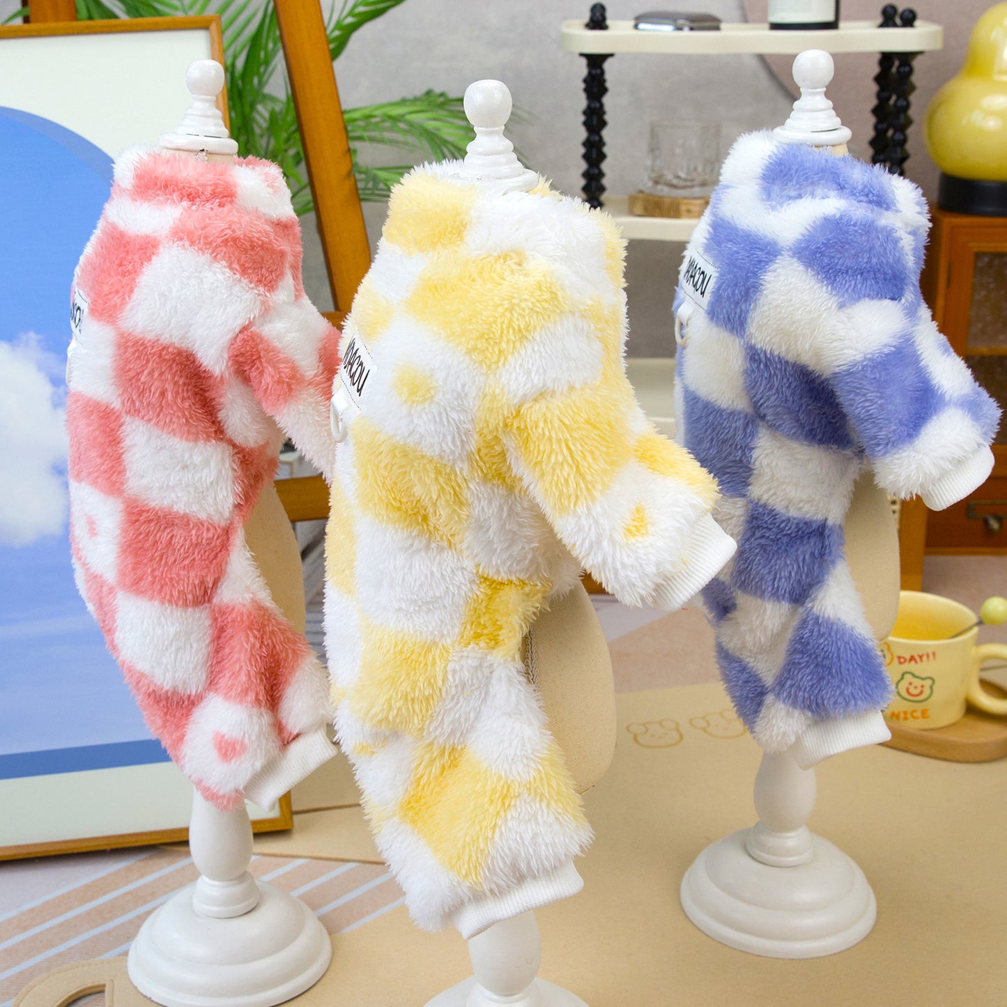 人気犬の服ペットの服小型犬や猫が秋と冬に着用することができます暖かく快適なトリコロールの4脚フリースジャケット
