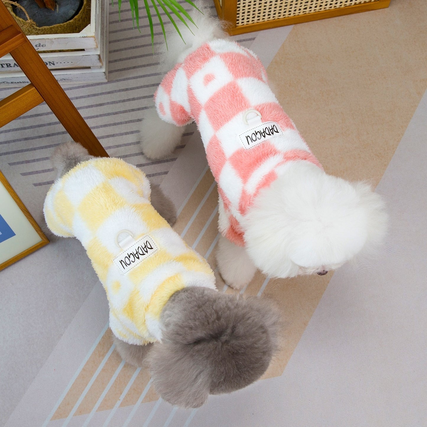 人気犬の服ペットの服小型犬や猫が秋と冬に着用することができます暖かく快適なトリコロールの4脚フリースジャケット