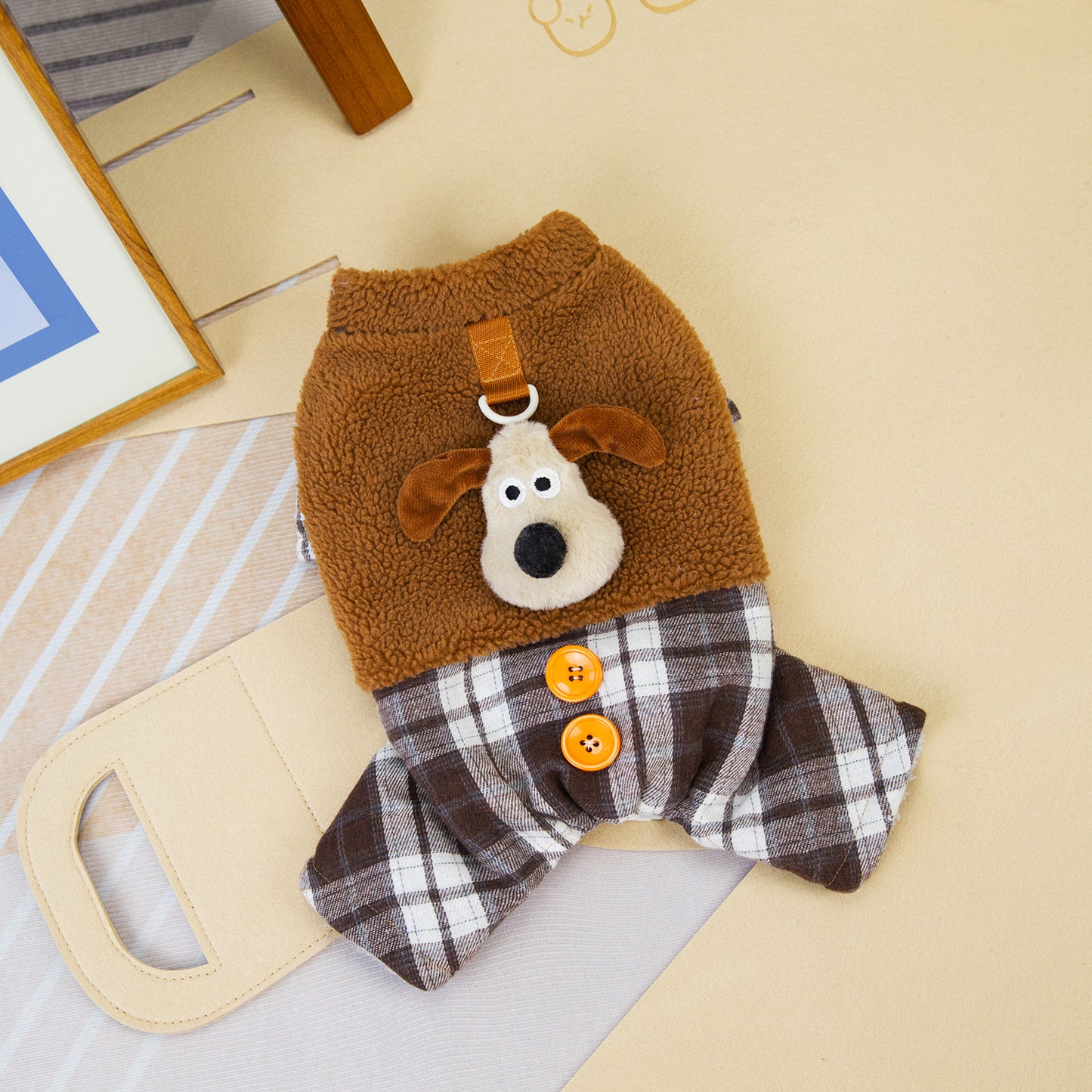 人気犬の服ペット服小型犬や猫が秋と冬に着用することができます暖かく快適な茶色の犬の4本足の綿のコート