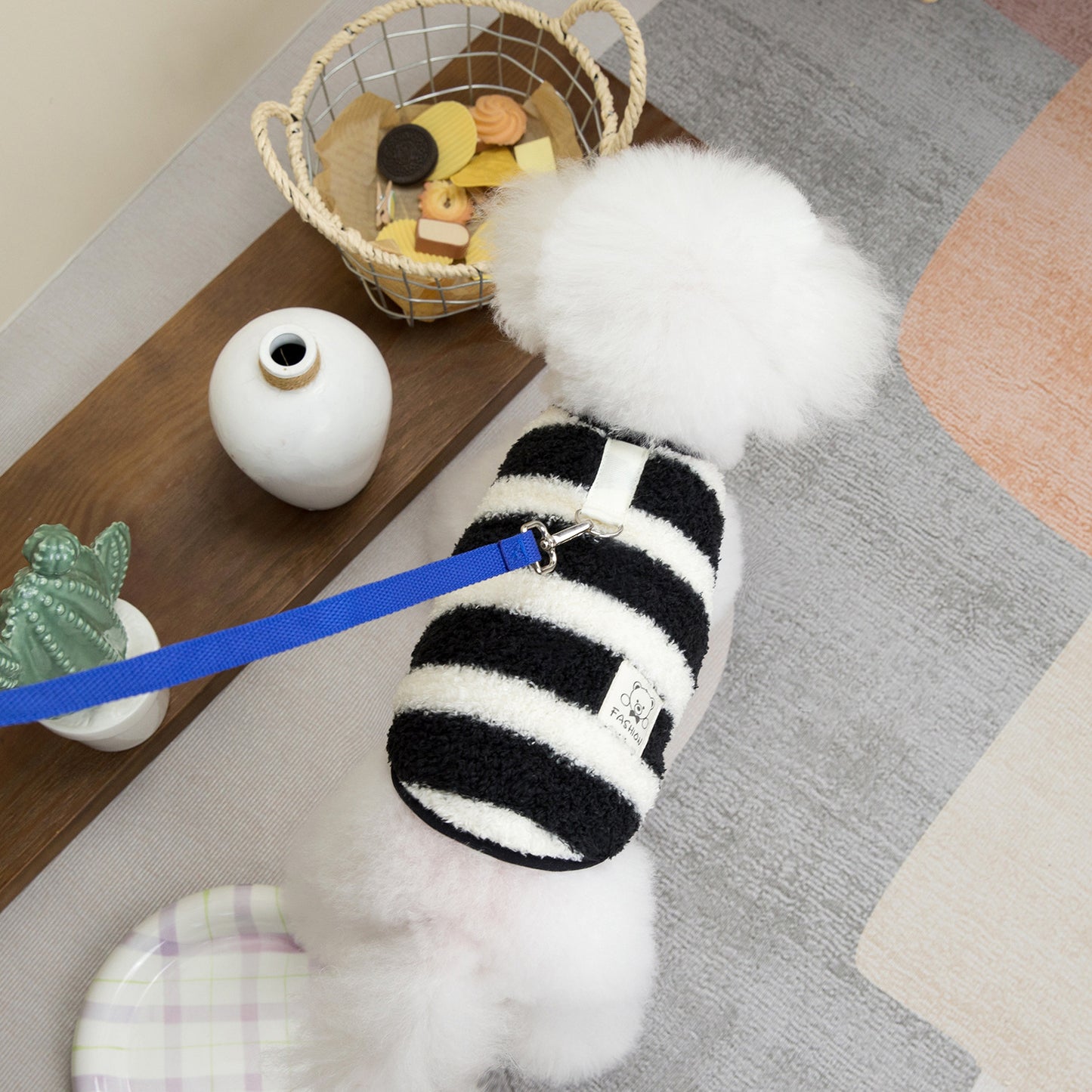 本日の限定商品犬の服ペット服小型犬や猫が着ることができる秋と冬の暖かく快適な大きなストライプフリースのベスト