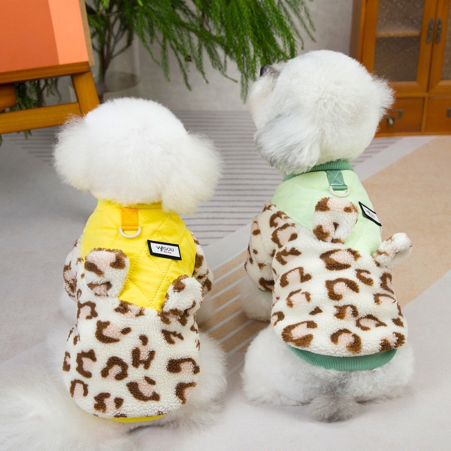 人気犬の服ペットの服小型犬猫は秋と冬に着用することができます暖かく快適ヒョウ柄パッチワーク二本足コットンコート