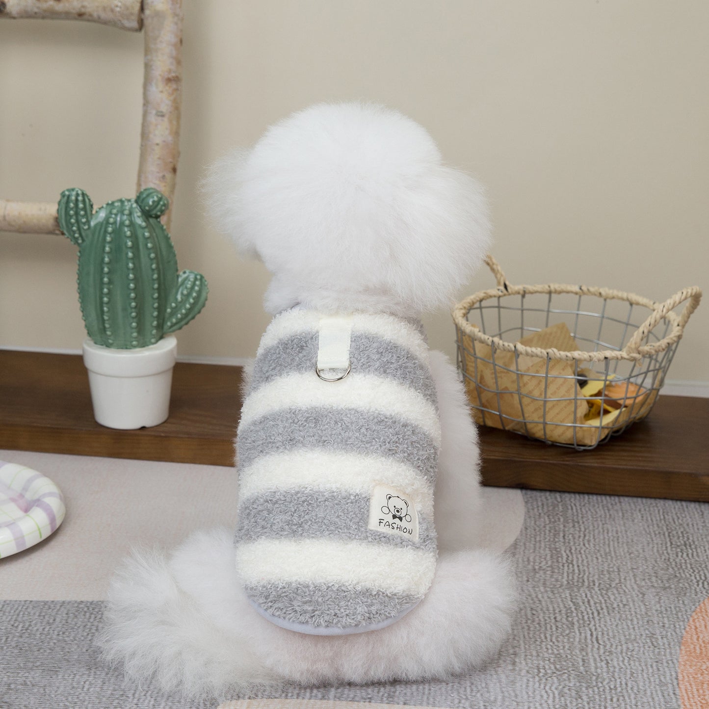 本日の限定商品犬の服ペット服小型犬や猫が着ることができる秋と冬の暖かく快適な大きなストライプフリースのベスト