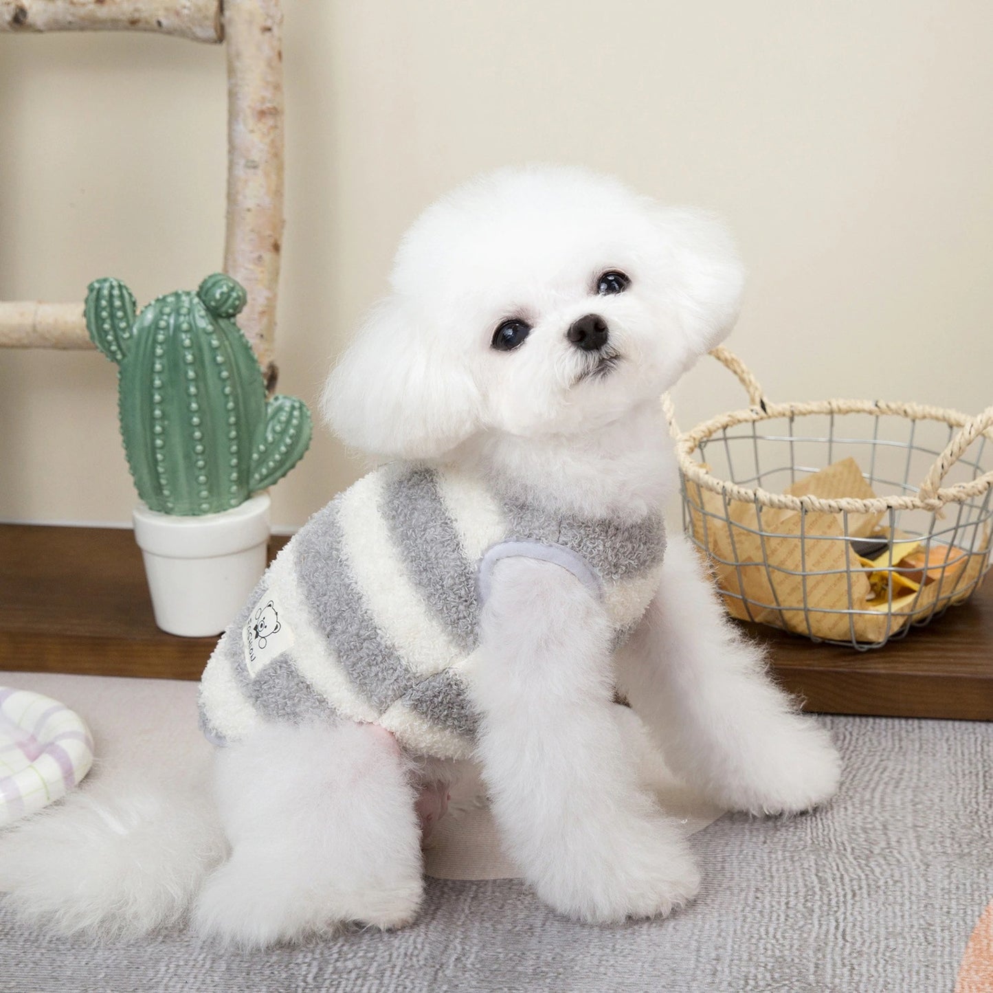 本日の限定商品犬の服ペット服小型犬や猫が着ることができる秋と冬の暖かく快適な大きなストライプフリースのベスト