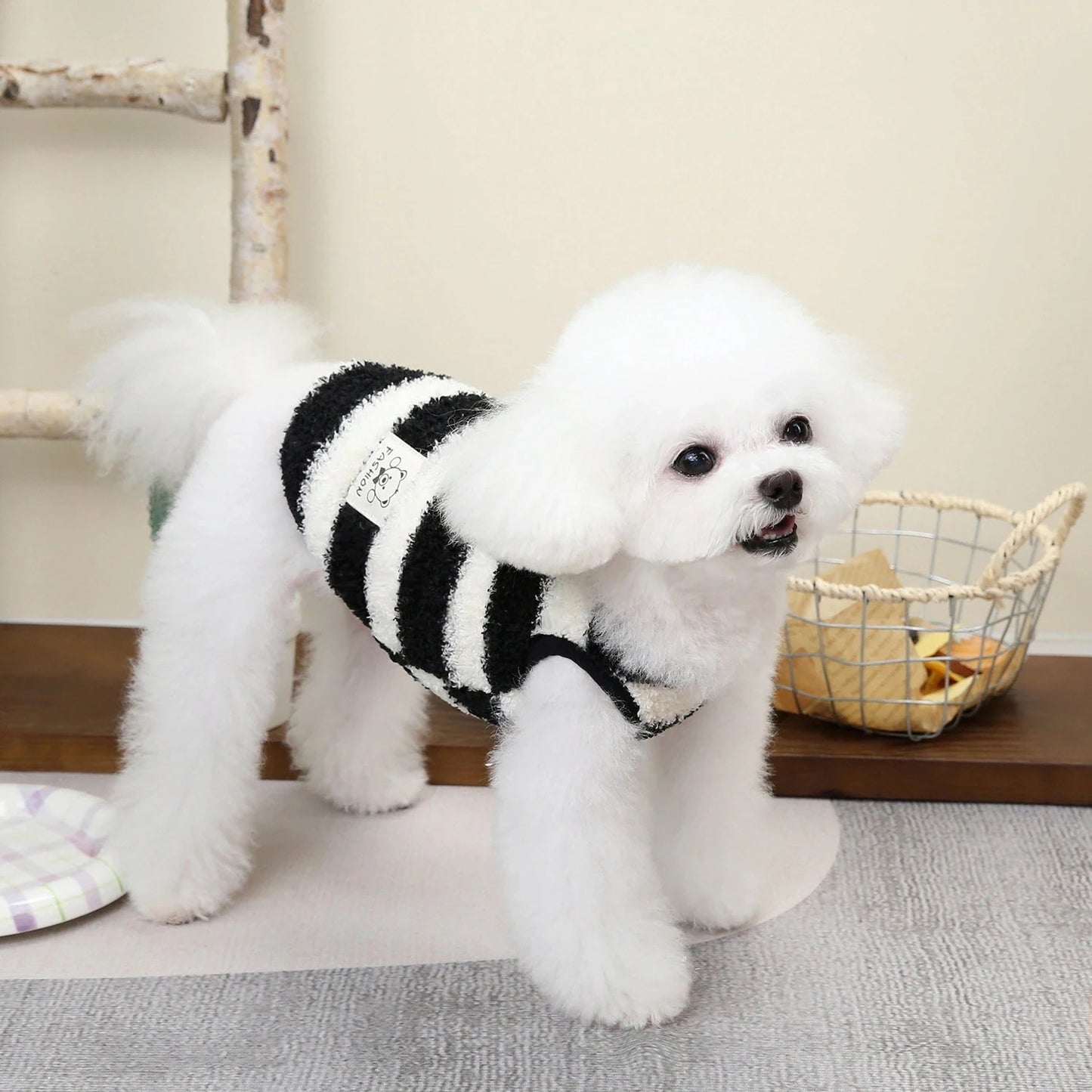 本日の限定商品犬の服ペット服小型犬や猫が着ることができる秋と冬の暖かく快適な大きなストライプフリースのベスト