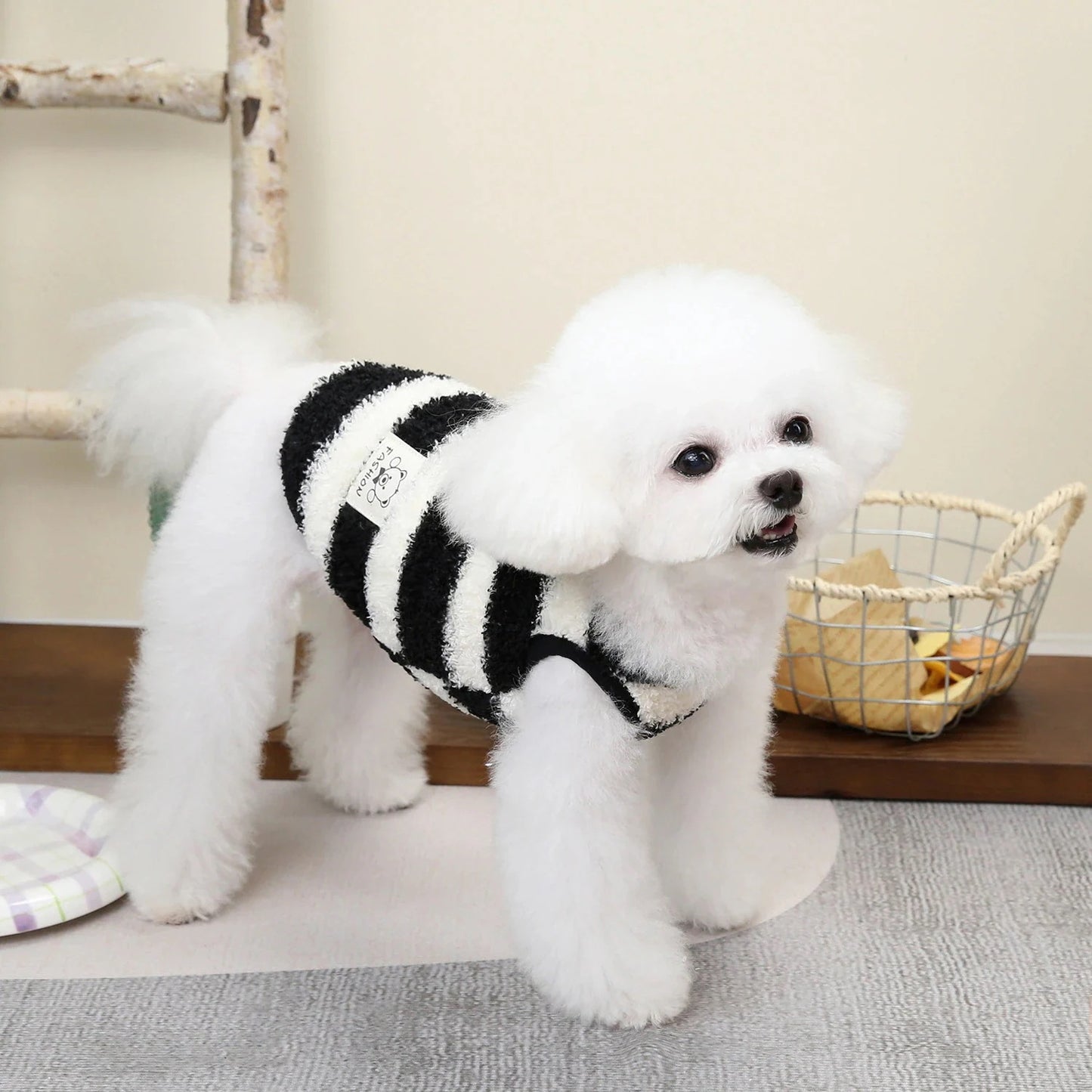 本日の限定商品犬の服ペット服小型犬や猫が着ることができる秋と冬の暖かく快適な大きなストライプフリースのベスト