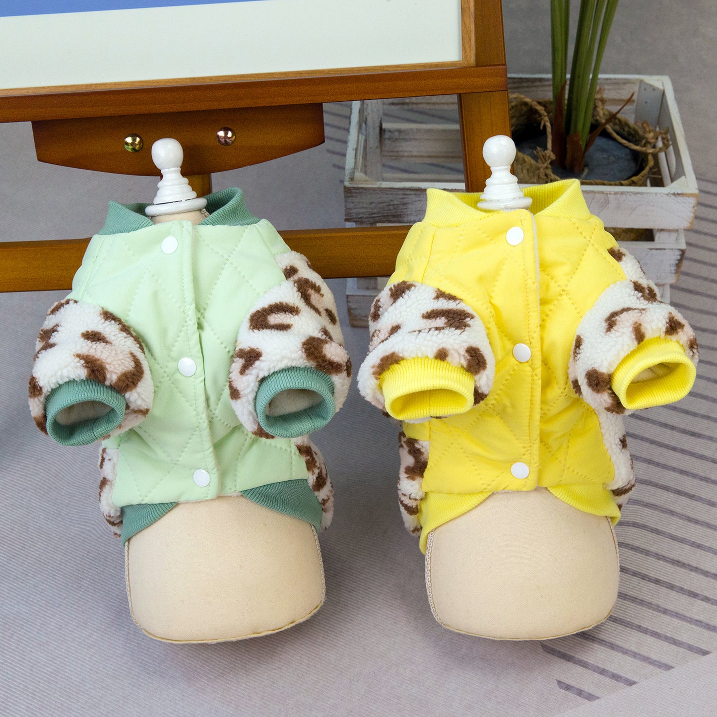 人気犬の服ペットの服小型犬猫は秋と冬に着用することができます暖かく快適ヒョウ柄パッチワーク二本足コットンコート